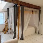 לינה וארוחת בוקר La Loge Du Vieux ליון