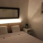 לינה וארוחת בוקר La Loge Du Vieux ליון